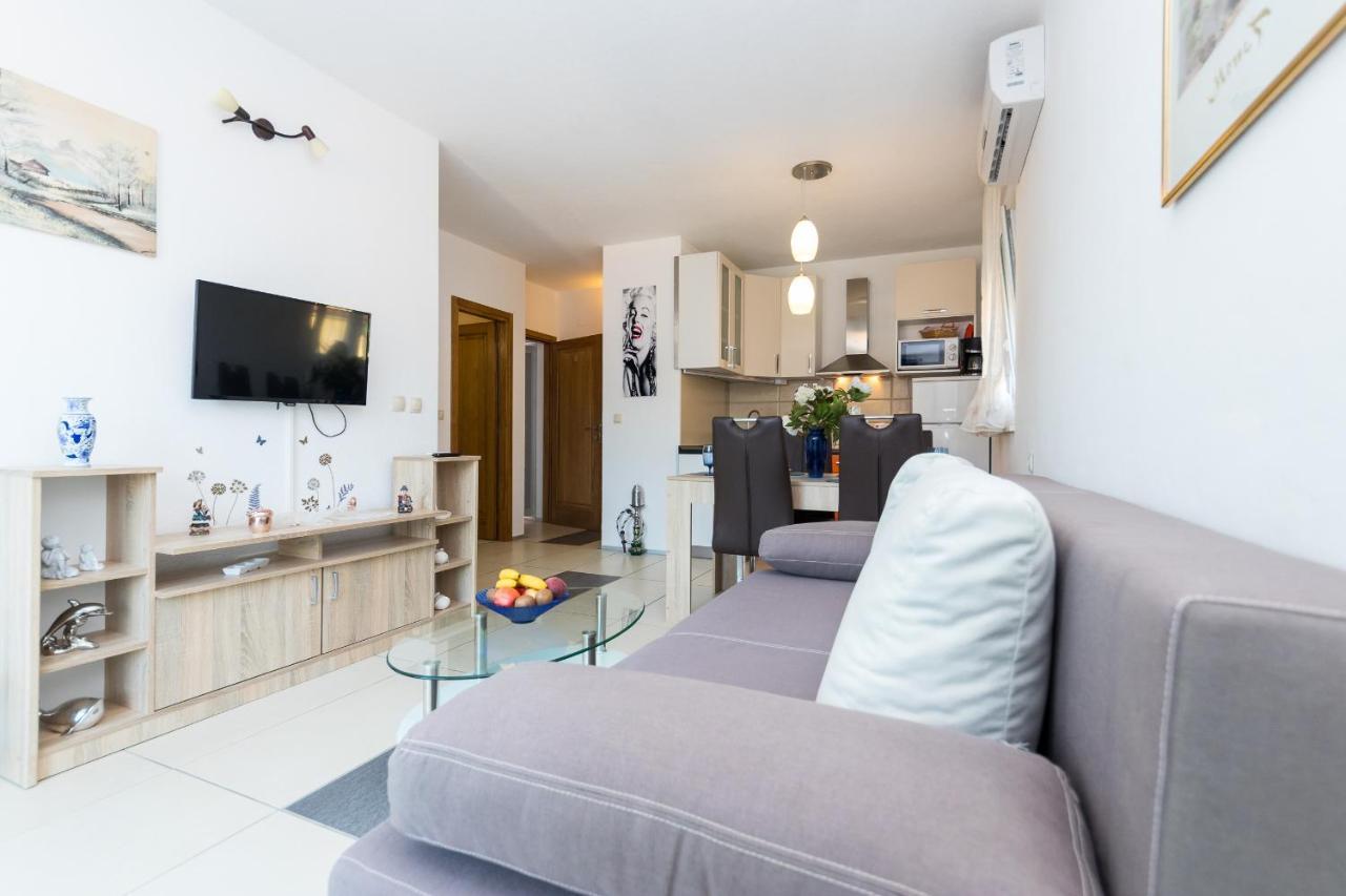 Apartments And Rooms With Parking Space Grebastica, Sibenik - 17831 Bagian luar foto