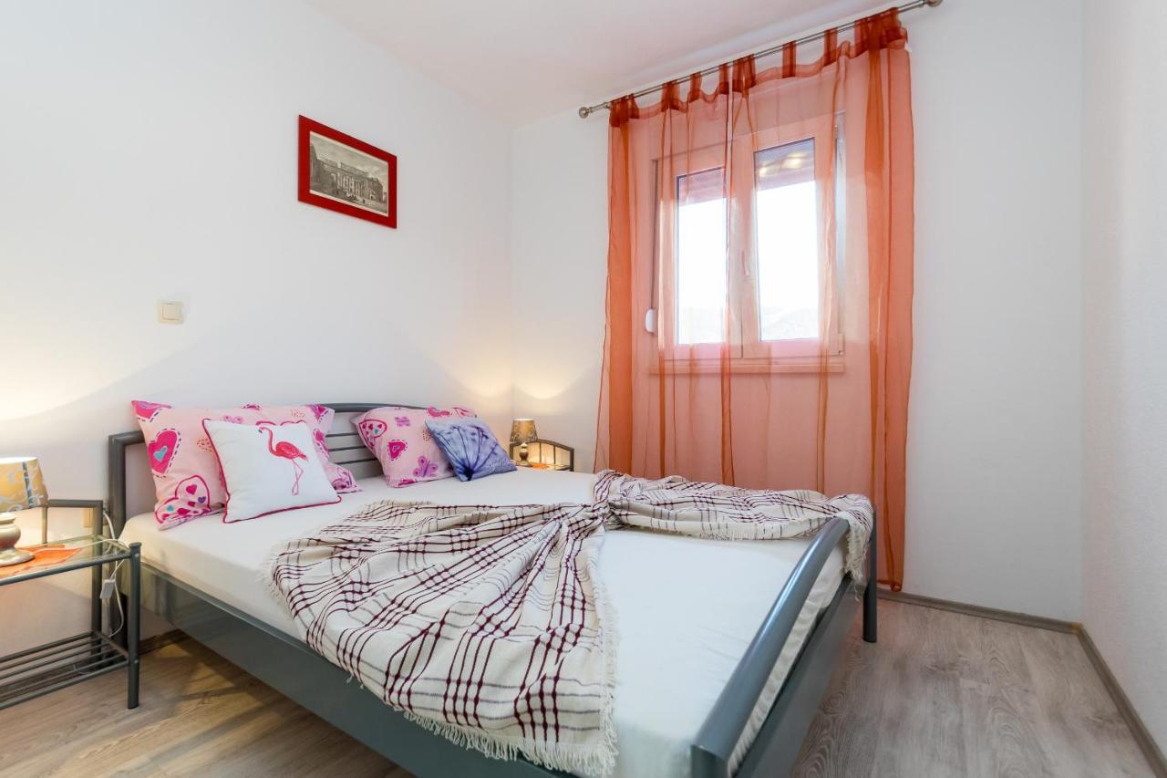 Apartments And Rooms With Parking Space Grebastica, Sibenik - 17831 Bagian luar foto