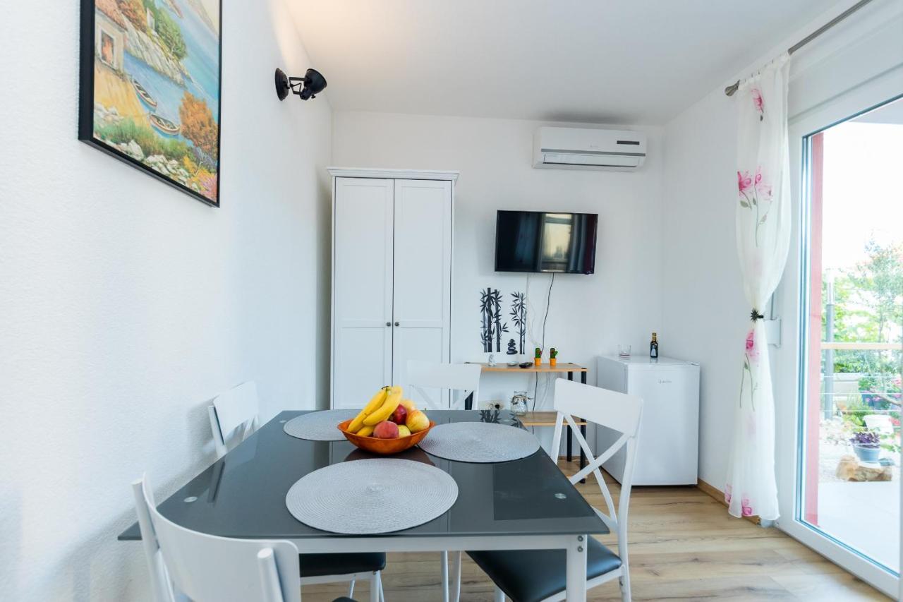 Apartments And Rooms With Parking Space Grebastica, Sibenik - 17831 Bagian luar foto