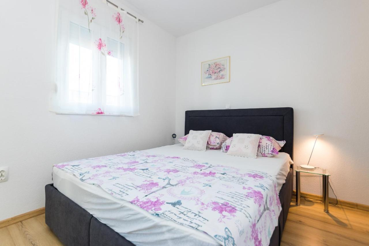 Apartments And Rooms With Parking Space Grebastica, Sibenik - 17831 Bagian luar foto